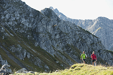 Österreich, Kleinwalsertal, Mann und Frau wandern auf Bergpfad - MIRF000248