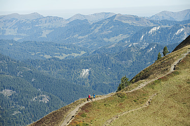 Österreich, Kleinwalsertal, Mann und Frau wandern auf Bergpfad - MIRF000251