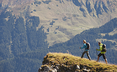 Austria, Kleinwalsertal, Man and woman hiking on edge of cliff - MIRF000252