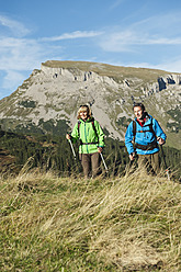 Österreich, Kleinwalsertal, Mann und Frau wandern auf Bergpfad, lächelnd - MIRF000254