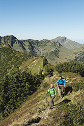 Österreich, Kleinwalsertal, Mann und Frau wandern auf Bergpfad - MIRF000256