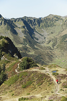 Österreich, Kleinwalsertal, Mittlerer Erwachsener Mann läuft auf Bergpfad - MIRF000261