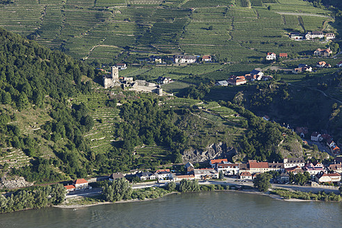 Österreich, Niederösterreich, Wachau, Spitz in der Wachau, Blick auf den Ort mit Schloss Hinterhaus an der Donau - SIEF001694