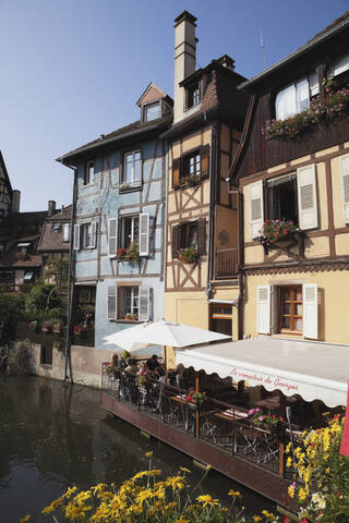 Frankreich, Elsass, Colmar, Haut-Rhin, Petite Venise, Pflaster-Café mit Fachwerkhäusern am Kanal, lizenzfreies Stockfoto