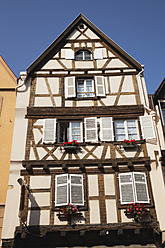 Frankreich, Elsass, Colmar, Haut-Rhin, Elsässische Weinstraße, Blick auf Fachwerkgiebelhaus - GWF001513