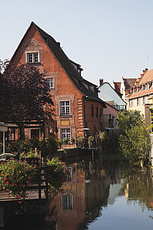 Frankreich, Elsass, Colmar, Haut-Rhin, Elsässische Weinstraße, Petite Venise, Blick auf Häuser am Kanal - GWF001518