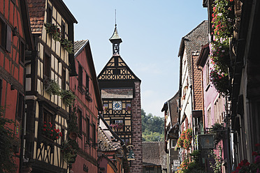 France, Alsace, Riquewihr, Haut-Rhin, Alsatian Wine Route, Riquewihr, View of timber framed houses in historic wine village - GWF001520