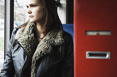 Deutschland, Düsseldorf, Junge Frau im Linienbus - LFOF000133