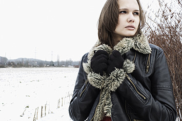 Deutschland, Duesseldorf, Junge Frau im Winter - LFOF000132