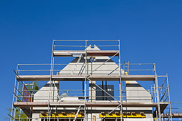 Deutschland, Baden-Württemberg, Stuttgart, Ansicht eines eingerüsteten Gebäudes im Bau - WD000972