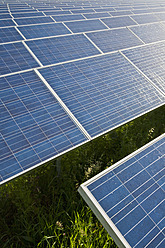 Deutschland, Baden-Württemberg, Winnenden, Blick auf eine große Anzahl von Solarmodulen auf einem Solarkraftwerksfeld - WDF000980