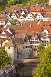 Deutschland, Baden-Württemberg, Schwäbisch Hall, Blick auf Stadtbild mit Fachwerkhäusern und Fluss Kocher - WDF000985