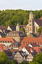 Deutschland, Baden-Württemberg, Schwäbisch Hall, Blick auf Stadtbild mit Kirche St. Michael - WDF000986