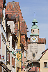 Deutschland, Bayern, Franken, Rothenburg ob der Tauber, Hafengasse, Blick auf Markusturm und Häuser - WDF000991