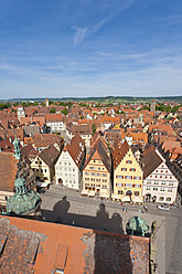 Deutschland, Bayern, Franken, Rothenburg ob der Tauber, Blick auf Marktplatz bei Stadtbild - WDF000992