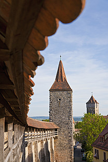 Deutschland, Bayern, Franken, Rothenburg ob der Tauber, Blick auf Stadttor mit Brüstungsmauer - WDF000993