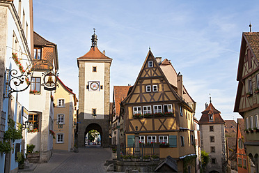 Germany, Bavaria, Franconia, Rothenburg ob der Tauber, Ploenlein, View of frame houses and Siebersturm tower - WDF000995