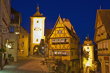 Deutschland, Bayern, Franken, Rothenburg ob der Tauber, Blick auf Fachwerkhäuser und Siebersturm - WDF000996