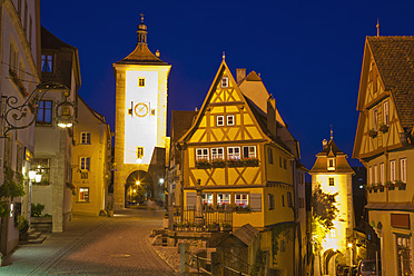 Germany, Bavaria, Franconia, Rothenburg ob der Tauber, View of frame houses and Siebersturm tower - WDF000996