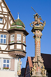 Germany, Bavaria, Franconia, Rothenburg ob der Tauber, View of Georgsbrunnen with timber framed house at market place - WDF000998
