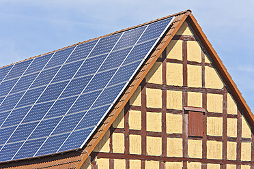 Deutschland, Baden-Württemberg, Niederstetten, Ansicht von Sonnenkollektoren auf dem Dach einer Scheune - WD001000