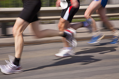 Deutschland, Baden-Württemberg, Stuttgart, Drei Läufer in Bewegung beim Halbmarathon - WD001006