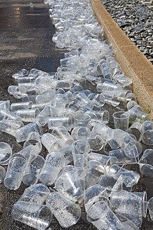 Deutschland, Baden-Württemberg, Stuttgart, Große Anzahl von Plastikbechern am Straßenrand während einer Laufveranstaltung - WDF001008