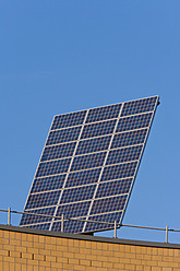 Deutschland, Baden-Württemberg, Stuttgart, Blick auf ein Solarpanel auf einem Bürogebäude - WDF001010