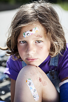 Germany, Bavaria, Wounded girl sitting on road after bicycle accident - MAEF003576