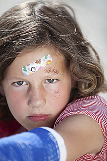 Germany, Bavaria, Wounded girl sitting on road after bicycle accident, close-up - MAEF003580