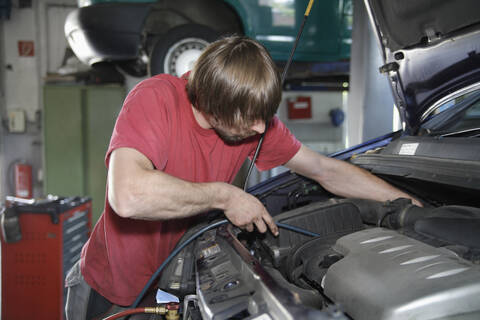 Deutschland, Ebenhausen, Mechatroniker in der Autowerkstatt, lizenzfreies Stockfoto