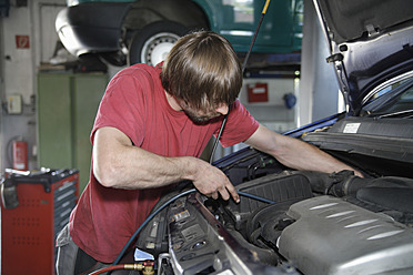 Deutschland, Ebenhausen, Mechatroniker in der Autowerkstatt - TCF001623