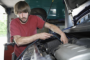 Deutschland, Ebenhausen, Mechatroniker in der Autowerkstatt - TCF001624