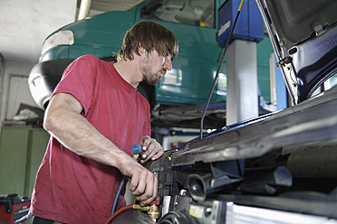 Deutschland, Ebenhausen, Mechatroniker in der Autowerkstatt - TCF001625