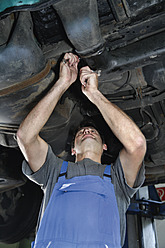 Germany, Ebenhausen, Mechatronic technician working in car garage - TCF001626