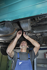 Germany, Ebenhausen, Mechatronic technician working in car garage - TCF001627