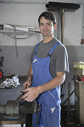 Germany, Ebenhausen, Mechatronic technician working in car garage - TCF001631