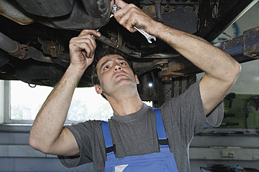 Germany, Ebenhausen, Mechatronic technician working in car garage - TCF001638