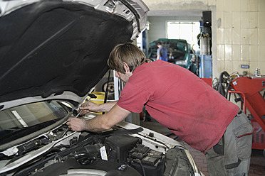 Deutschland, Ebenhausen, Mechatroniker in der Autowerkstatt - TCF001646