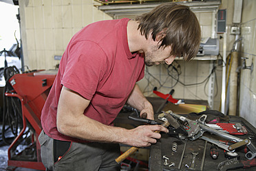 Deutschland, Ebenhausen, Mechatroniker in der Autowerkstatt - TCF001651