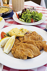 Nahaufnahme von paniertem Cordon Bleu vom Kalb mit Kartoffelsalat - CSF015388