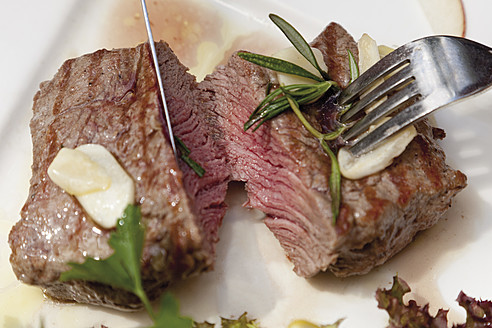 Nahaufnahme von gegrilltem Rumpsteak mit Knoblauch - CSF015394