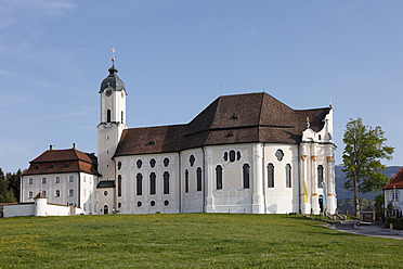 Deutschland, Bayern, Oberbayern, Pfaffenwinkel, Steingaden, Blick auf Wieskirche auf Wiese - SIEF001717