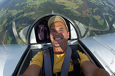 Deutschland, Bayern, Bad Tölz, Älterer Mann im Segelflugzeug, lächelnd, Porträt - FFF001228