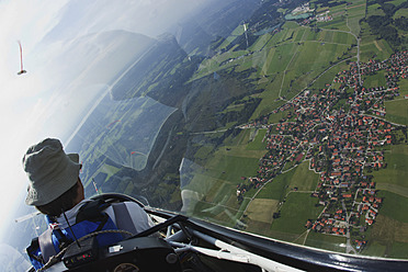 Deutschland, Bayern, Bad Tölz, Älterer Mann im Segelflugzeug - FFF001230