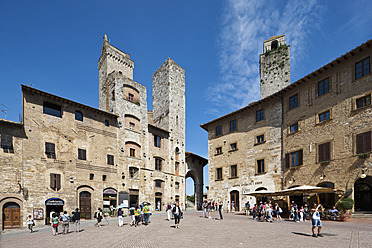 Italien, Toskana, San Gimignano, Blick auf die Piazza della Cisterna - FOF003507