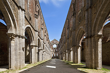 Italien, Toskana, Blick auf das Innere der Ruinen des Klosters San Galgano - FOF003508