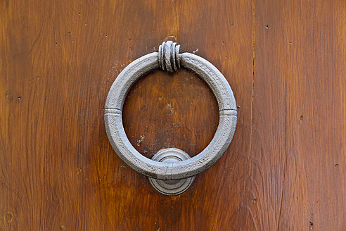 Italy, Tuscany, Montepulciano, Close up of wooden door with door knocker - FOF003510