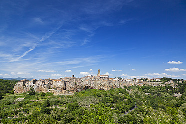 Italien, Toskana, Maremma, Pitigliano, Blick auf antike Stadt auf Tuffsteinfelsen - FOF003512