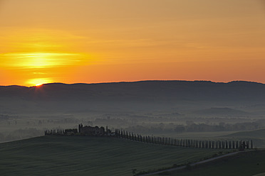 Italien, Toskana, Kreta, San Quirico d'Orcia, Blick auf einen Bauernhof mit Zypressen bei Sonnenaufgang - FOF003523